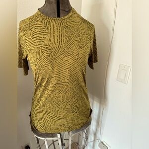 Lululemon short sleeve shirt in a size small. Like new